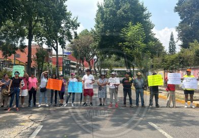 Bloquean la avenida Xalapa por falta de agua