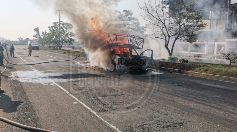 Camioneta arde frente a la plaza «El Juguete»