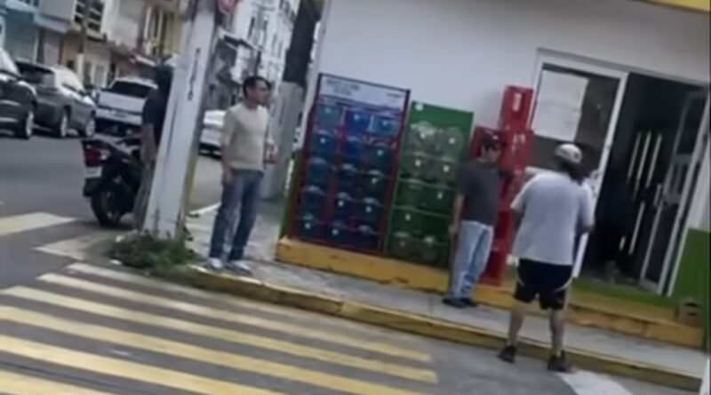Detienen a hombre tras causar destrozos en tienda Fasti