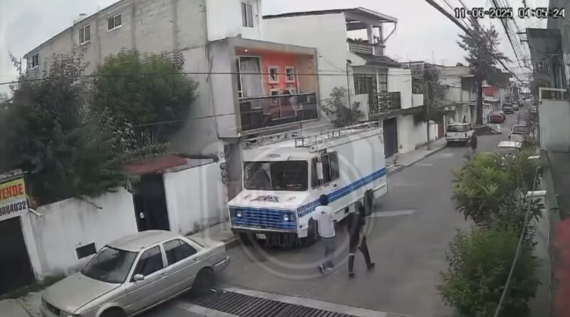 Cámaras de vigilancia captaron a dos sujetos robando en la colonia Revolución