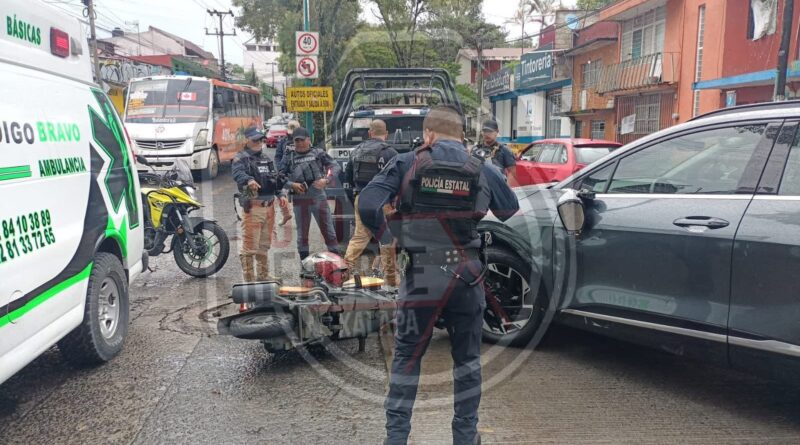 Motociclista resulta lesionado tras ser atropellado por vehículo que dio vuelta prohibida