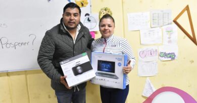 Entregan equipo de cómputo en primaria de Tlalnelhuayocan