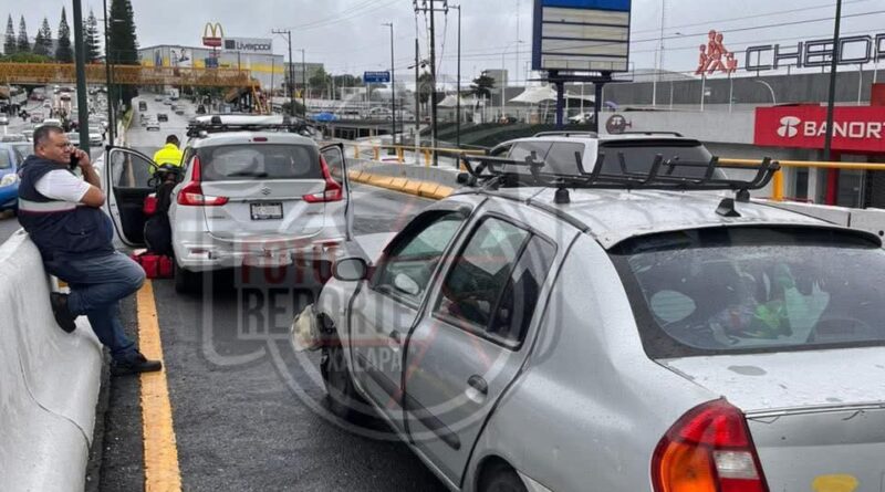 Tres vehículos colisionan cerca de Plaza Cristal; una mujer resulta lesionada