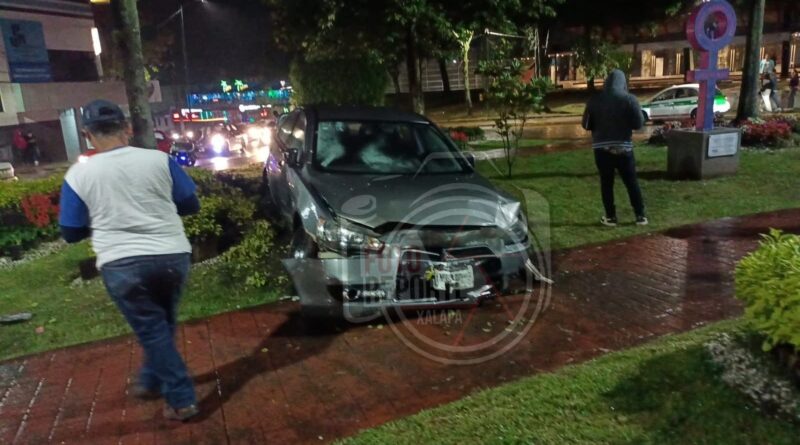 Conductor ebrio desata caos: huye tras chocar y termina impactado frente al Teatro del Estado