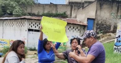 Llevan diez días sin agua; vecinos bloquean la avenida Chedraui Caram, a la altura de la colonia Higueras