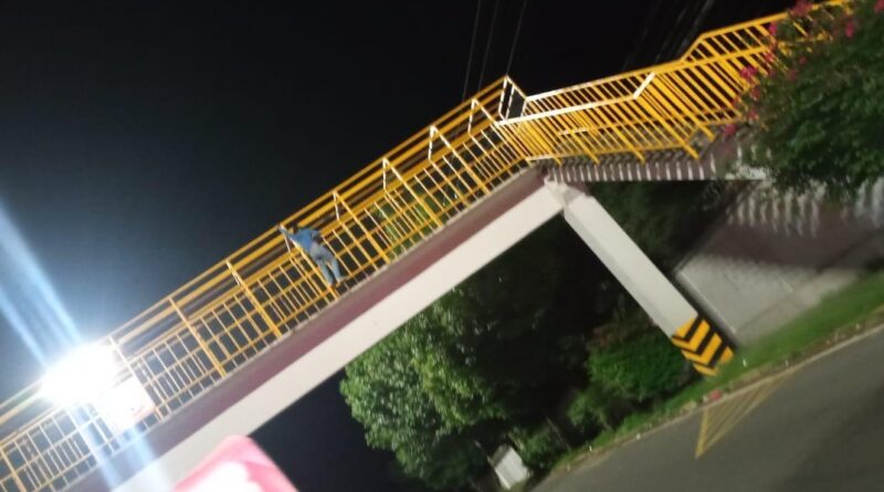 Joven estudiante del CETIS de Banderilla sobrevive tras lanzarse de un puente peatonal