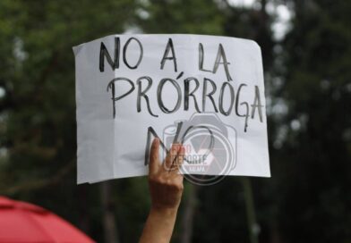 Estudiantes de la UV bloquean acceso a Rectoría en rechazo a la prórroga del rector.