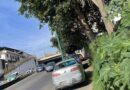 Vecinos denuncian obstrucción permanente de banquetas por autos mal estacionados