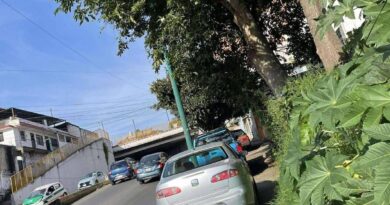 Vecinos denuncian obstrucción permanente de banquetas por autos mal estacionados