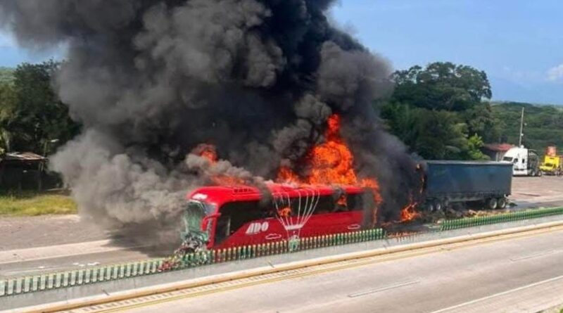 Se incendia autobús de ADO en carretera Córdoba- Veracruz