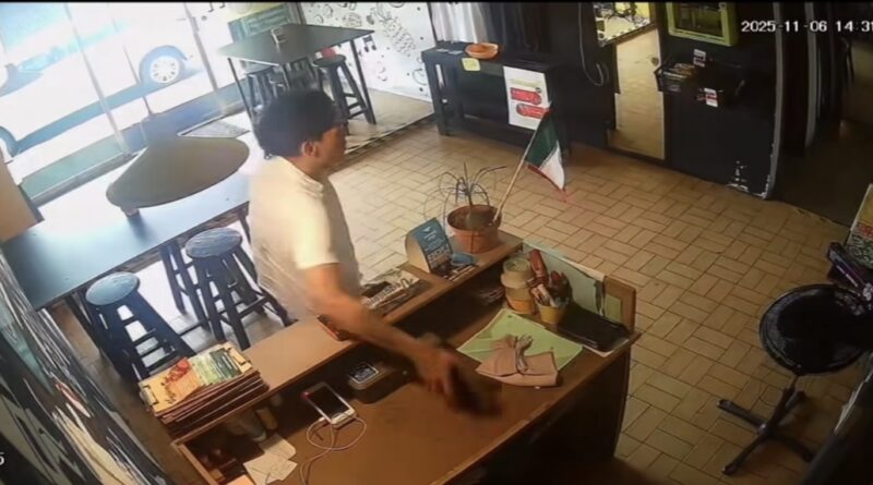 Roban celular en local comercial; piden apoyo para identificar al responsable Roban celular en local comercial; piden apoyo para identificar al responsable