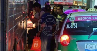 Taxis bloquean zona de ascenso al transporte urbano en Plaza Cristal