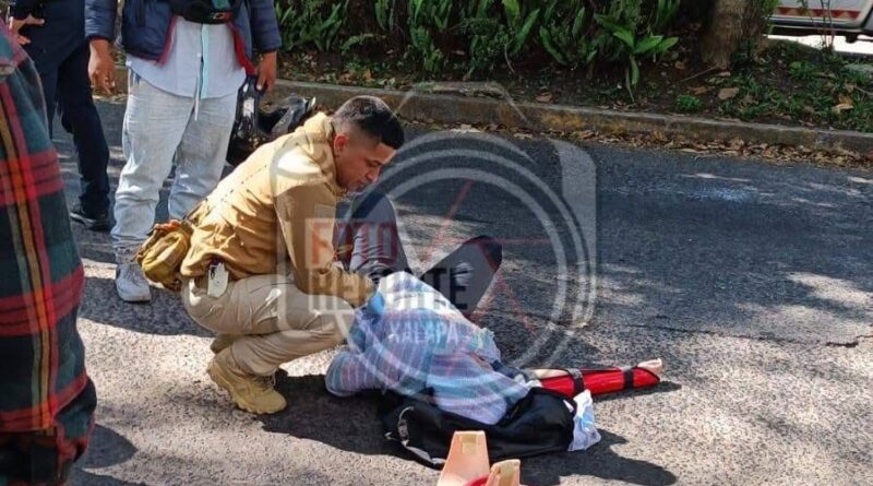Motociclista lesionada tras ser derribada por taxista Motociclista lesionada tras ser derribada por taxista