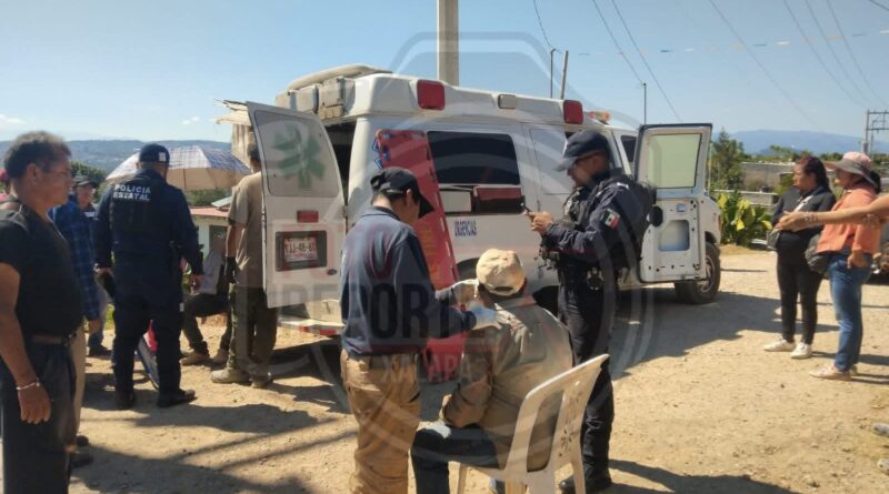 Seis lesionados tras volcar camioneta en empinada calle de la colonia Cardenista