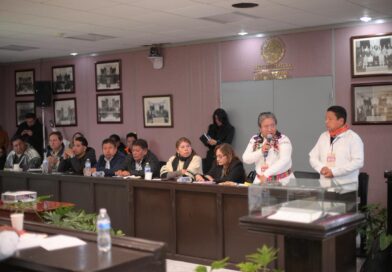 Atiende Esteban Bautista a maestros indígenas de las Altas Montañas