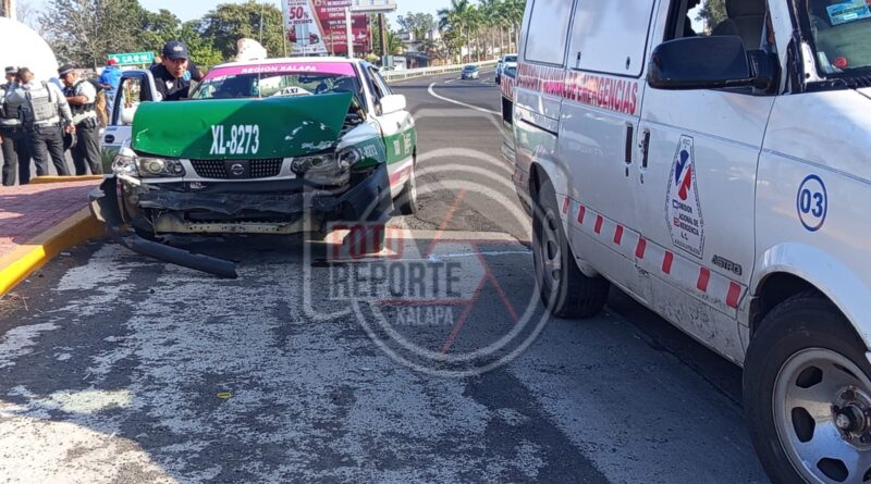 Taxi choca con patrulla de la Guardia Nacional