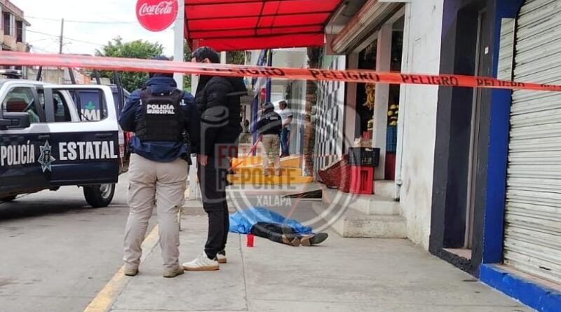 Hombre pierde la vida en vía pública