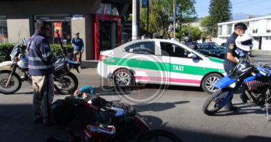 Motociclista resulta lesionado tras choque con taxi en El Meridiano