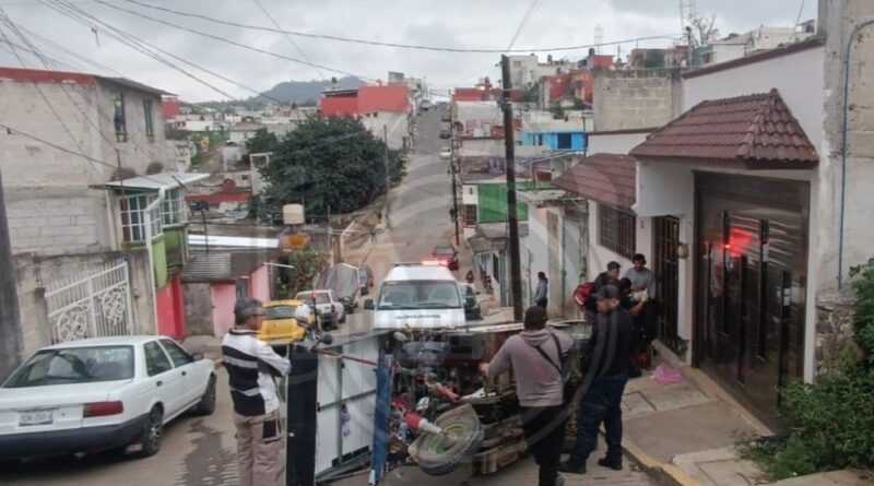 Pierde el control al subir pendiente y termina volcado