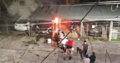 Automóvil se incendia en la zona de Jardines de Xalapa