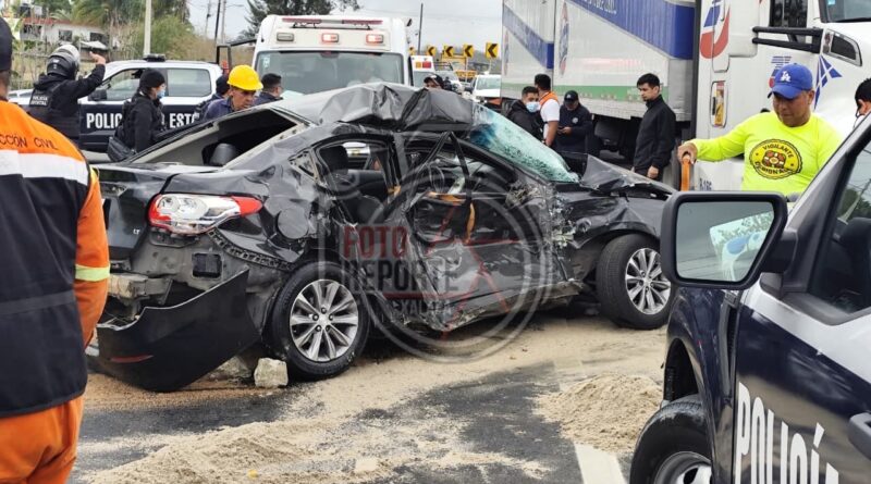 Muere mujer embarazada por choque entre tráiler y auto