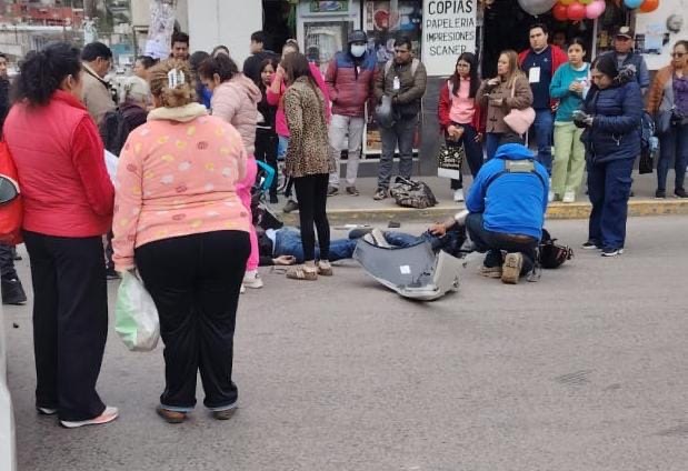 Dos motociclistas lesionados tras choque en la Av.Ébano