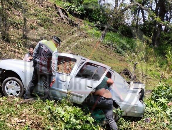 Ebrio pierde el control y vuelca en la carretera Xalapa–Perote
