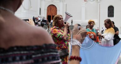 Marcha integrantes de la comunidad LGBTTQI+ en Xalapa; piden aprobación de Ley de Prejuicios