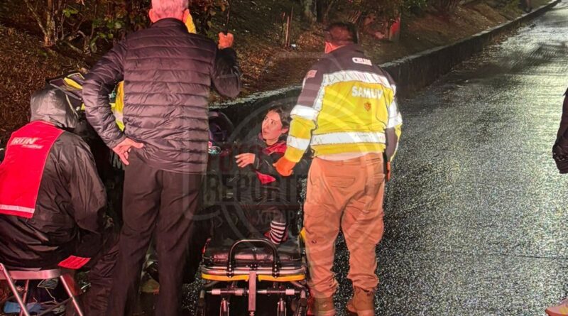 Motociclistas derrapan y chocan contra automóvil