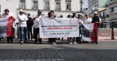 Jubilados de la CFE en Xalapa se manifiestan