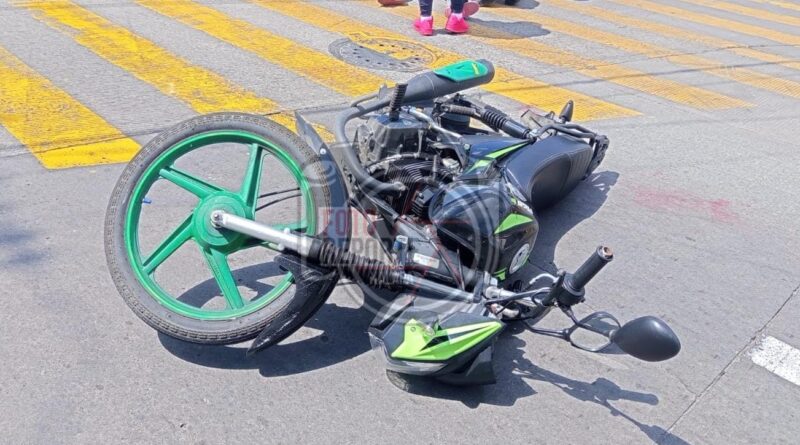 Accidente entre automóvil y motocicleta deja joven lesionado