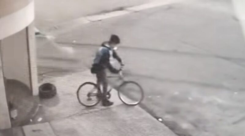 Piden ayuda para identificar a jóvenes robando una bicicleta en la colonia Estibadores