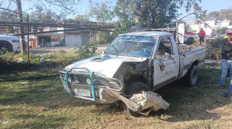 Camioneta termina dentro de parcela tras falla en frenos en la carretera Xalapa–Perote
