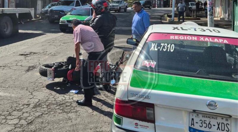 Motociclista choca contra dos taxis al rebasar en sentido contrario en Xalapa