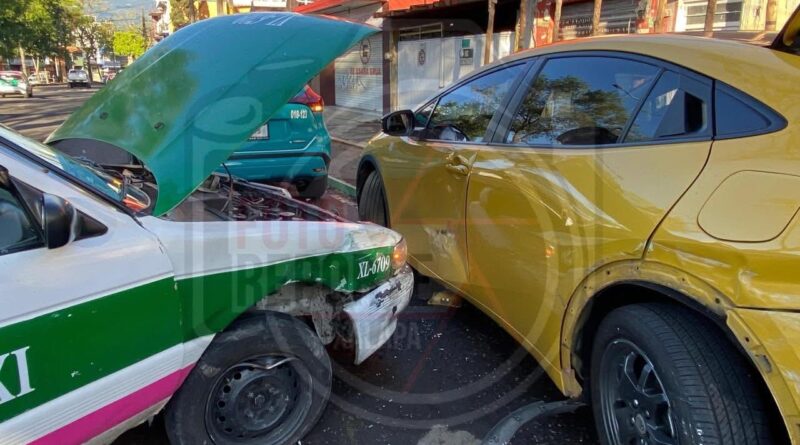Taxi provoca accidente en Ruiz Cortines; deja daños materiales