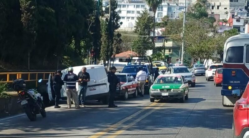 Accidente entre camioneta y taxi sobre la calle Bolivia