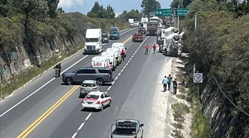 Bloqueo en la Xalapa–Perote cumple cerca de una hora; exigen localizar a dos ejidatarios desaparecidos