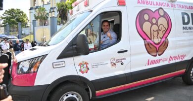 Entrega alcalde Rafa Fararoni ambulancia de traslados para el Sistema DIF Municipal 