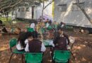 Sin aulas, estudiantes toman clases al aire libre en secundaria de Emiliano Zapata