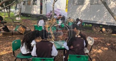 Sin aulas, estudiantes toman clases al aire libre en secundaria de Emiliano Zapata