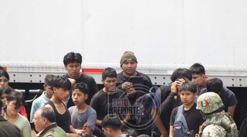 Rescatan a más de 200 migrantes hacinados en tráiler asegurado en la colonia Revolución