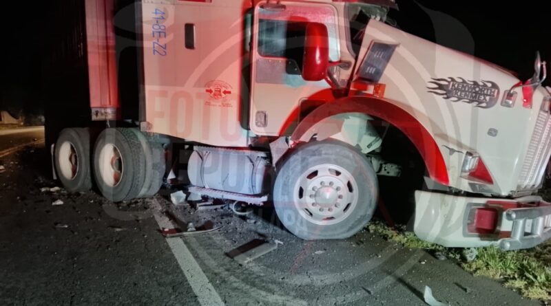 Choque de tráileres en la federal deja un herido en Acajete