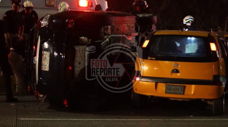 Volcadura frente a las instalaciones del DIF Estatal deja una persona lesionada