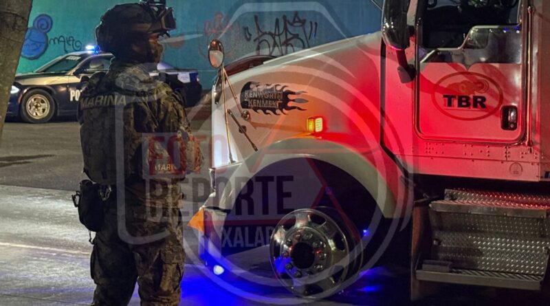 Cae trailero tras persecución en Veracruz luego de destrozar caseta en La Antigua