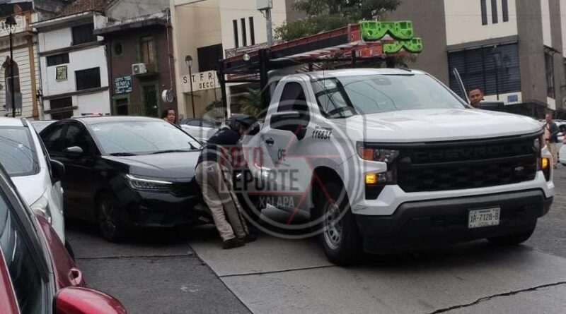 Choque entre auto particular y unidad de CFE Choque entre auto particular y unidad de CFE
