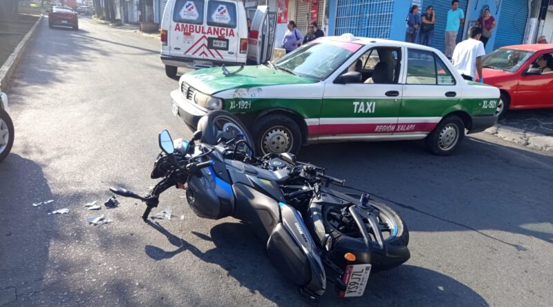 Motociclista resulta lesionado tras choque con taxi en la colonia Obrero Campesina