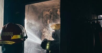 Atienden Bomberos y PC municipal incendio en departamento de la colonia Lomas de Río Medio 4