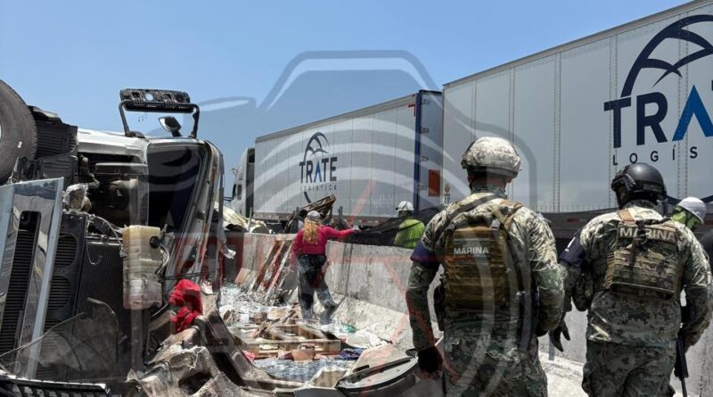 Rapiña tras volcadura de tráiler en la Xalapa–Perote; hay dos lesionados