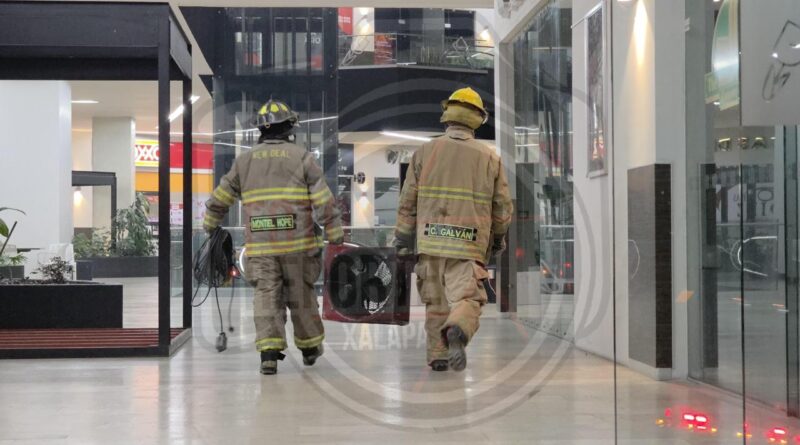 Dos vigilantes intoxicados tras incendio en negocio de «alitas»