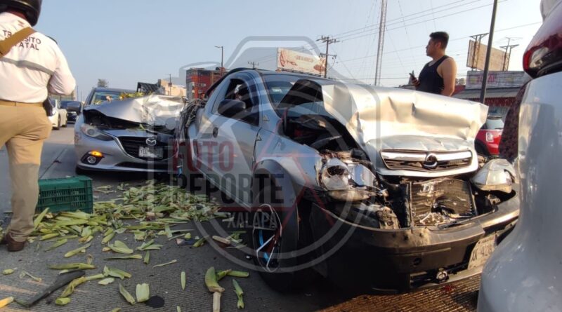 Carambola de seis vehículos colapsa Lázaro Cárdenas
